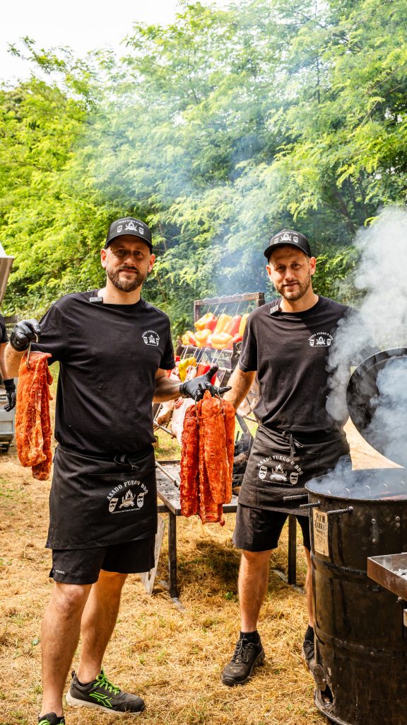 Il Fascino del “Bidone”: Perché il Pit Barrel ha cambiato i nostri eventi